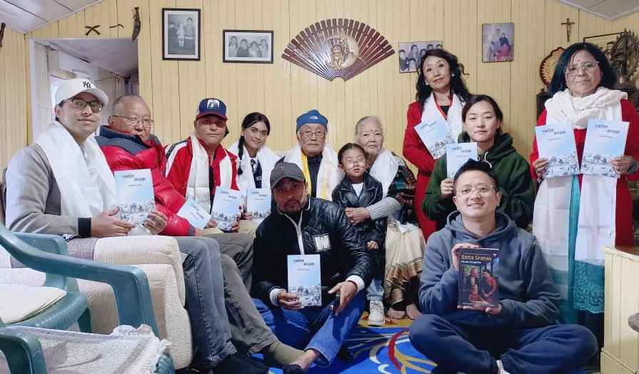 साहित्यकार हाङ्गखिमको एकदिन जंगलमा अनि कसले चोऱ्यो-गीतको लोकार्पण