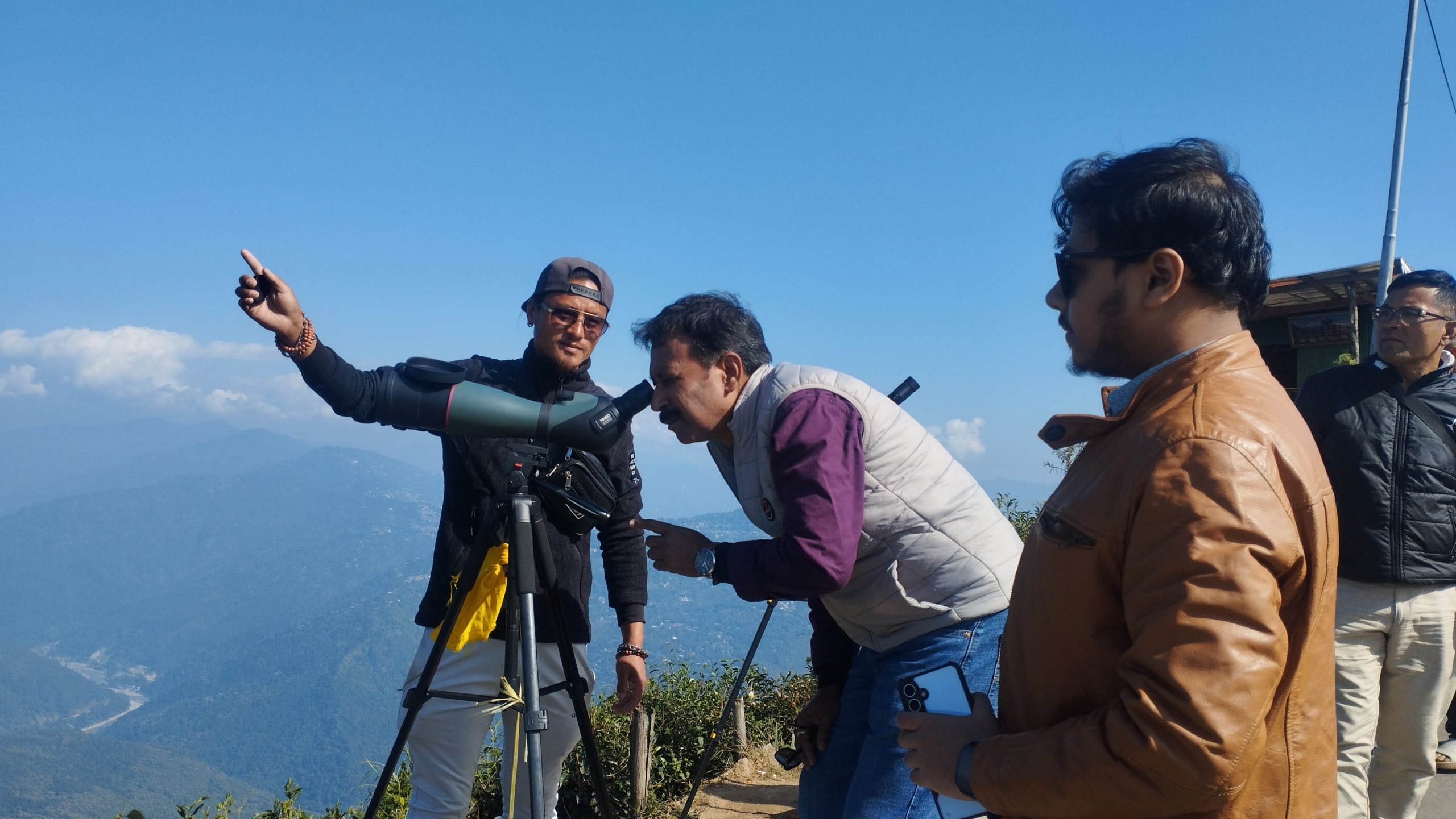 गुम्बा डाँडामा जाममा पर्यटक रमाउदै