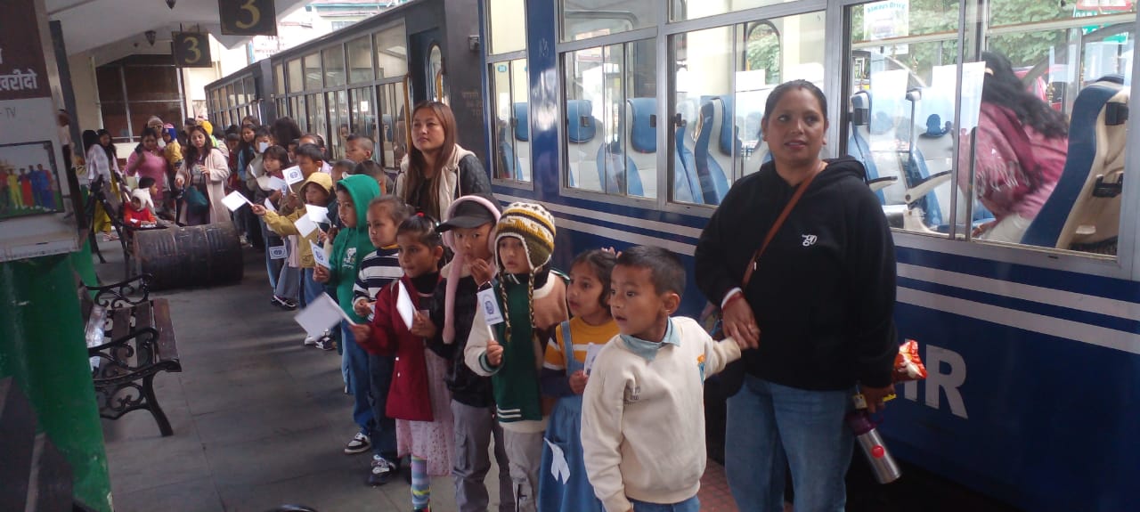 चिल्ड्रेन्स डे-मा डीएचआर-द्वारा विद्यार्थीहरूलाई निःशुल्क जोय राइड