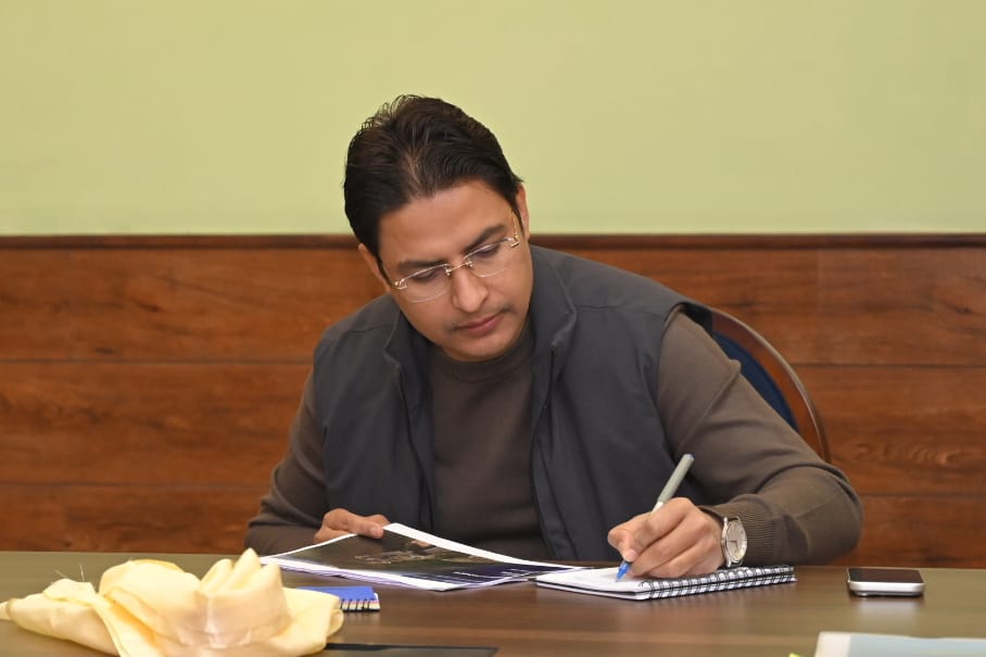 Read more about the article राष्ट्रिय राजमार्गमाथि कम्पनीका अधिकारीहरूसङ्ग विष्टको बैठक