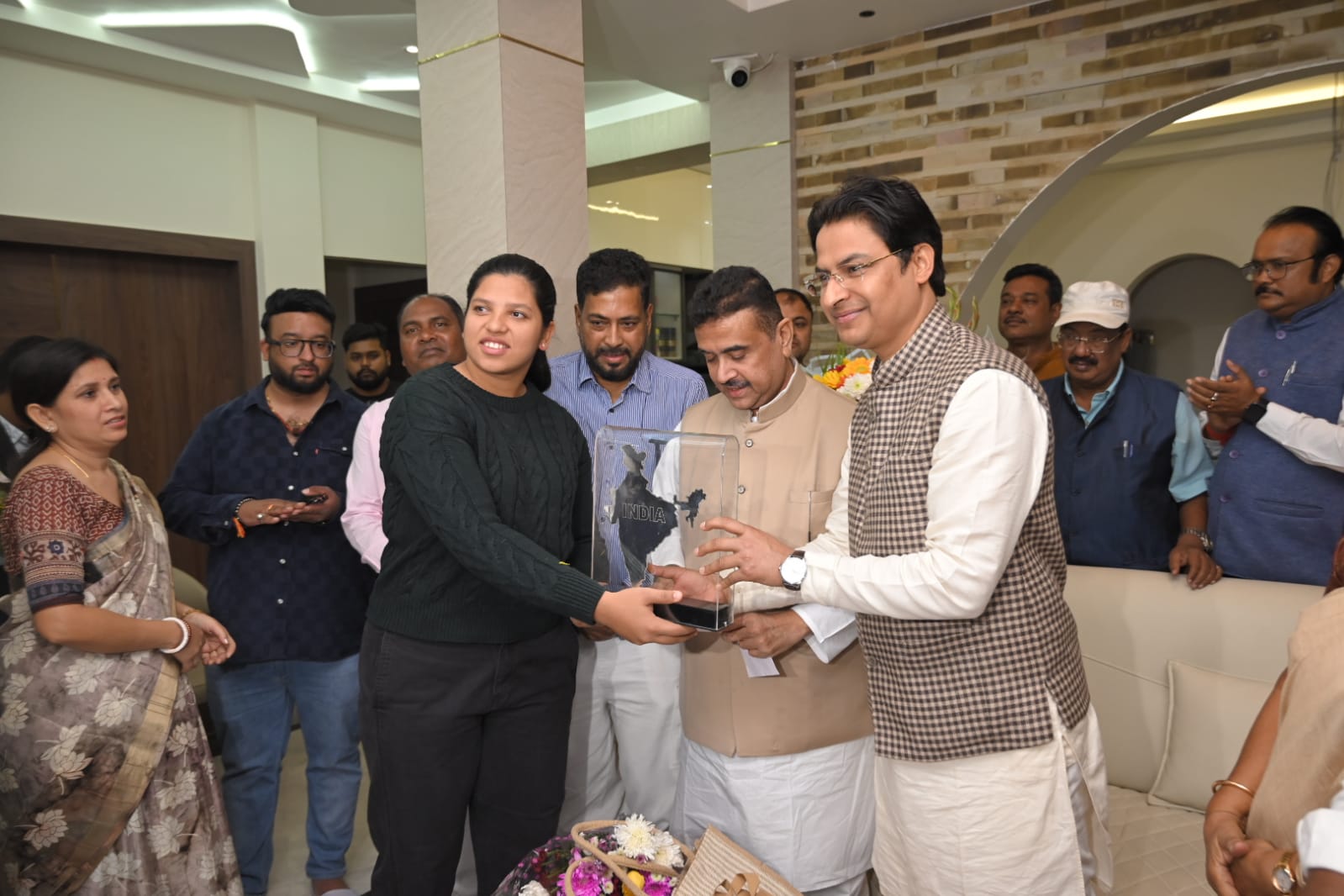 सांसद राजु बिष्ट सुवेन्दु अधिकारीसँग पुगे ऋचा घोषको घर