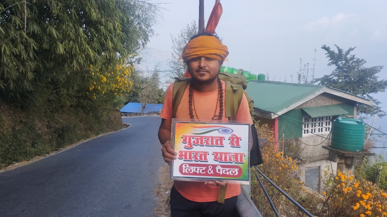 पैद्ल यात्री धवल चौधरी पेशोक आईपुगे 