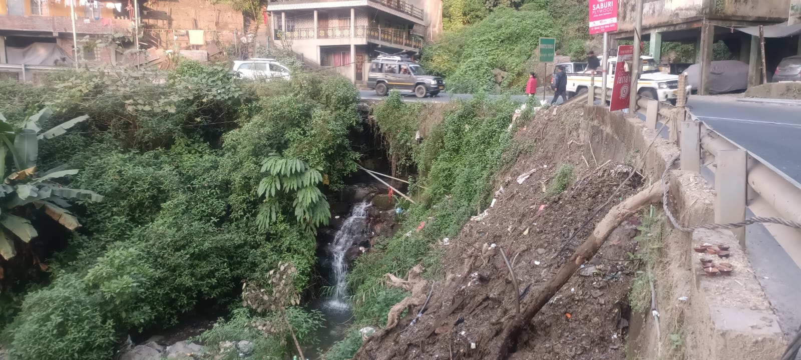 खरसाङ शहर नजिक रहेका दुईवटा खोला प्रदुषण मुक्त राख्नको निम्ति पहलको आवश्यकता