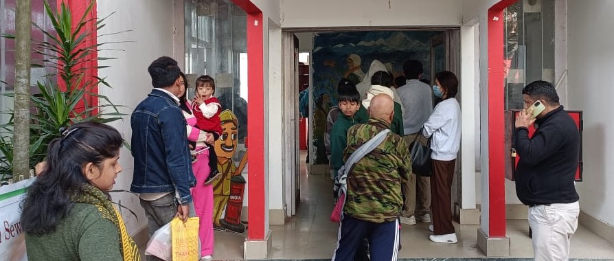 राशन कार्ड धमाधम निष्क्रिय भएपछि आधार केन्द्रमा भीड़