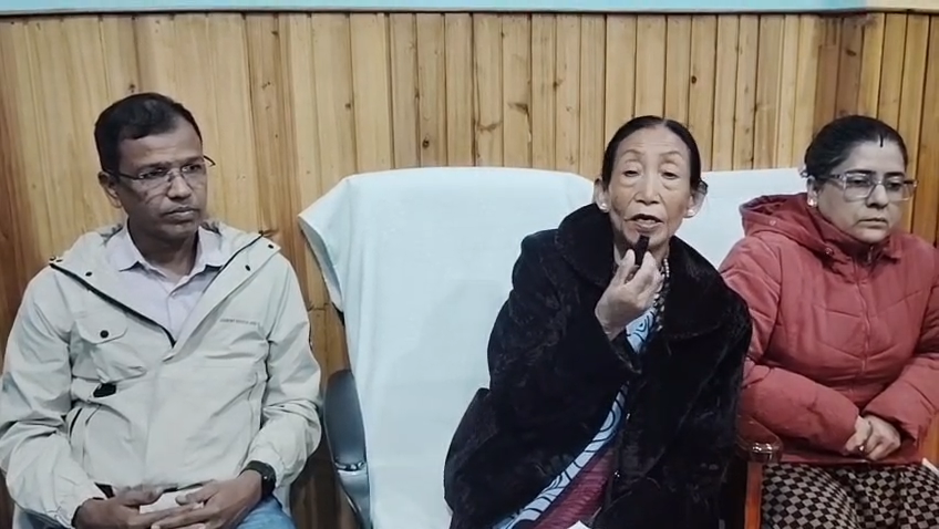 पैह्राेमा ज्यान गुमाउने दम्पतिकी छाेरीलाई 50,000 काे चेक प्रदान