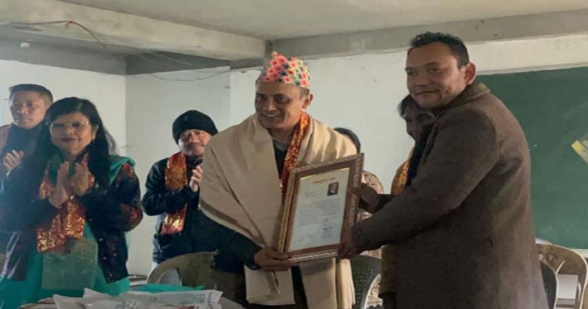 महानदी हाई स्कूलका प्रधान अध्यापक अनि सिविटार निवासी महेन्द्र छेत्रीलाई सम्मान जनाइयोको