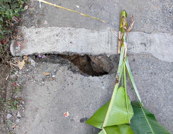 सुधपा टोलको तल्लो गाउँबाट आउने सड़कमा ठूलो प्वाल