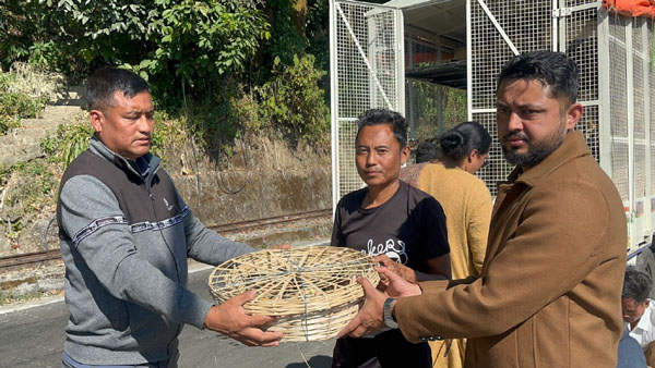 प्राणी सम्पदा विकास विभाग र खरसाङ पञ्चायत समितिको तर्फबाट कुखुराको चल्ला वितरण