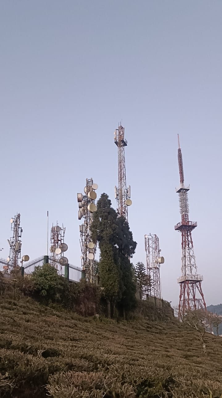 मोबाइल सेवाका टावरहरूको कारण दुर्बिन डाँड़को सुन्दरतामा कमी