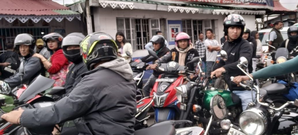 Read more about the article पटक पटक चलान काटिएकोले खरसाङमा दुई चक्के सवार हैरान