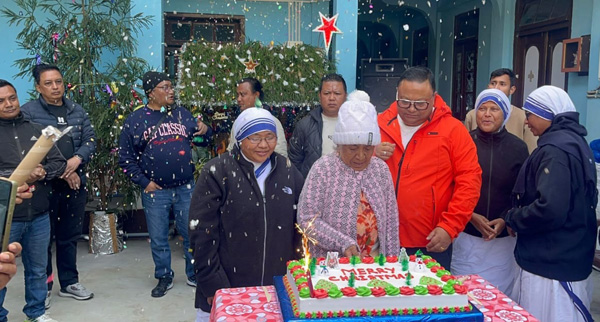 Read more about the article अनित थापाले वृद्ध-वृद्धाहरूसित क्रिशमस मनाए