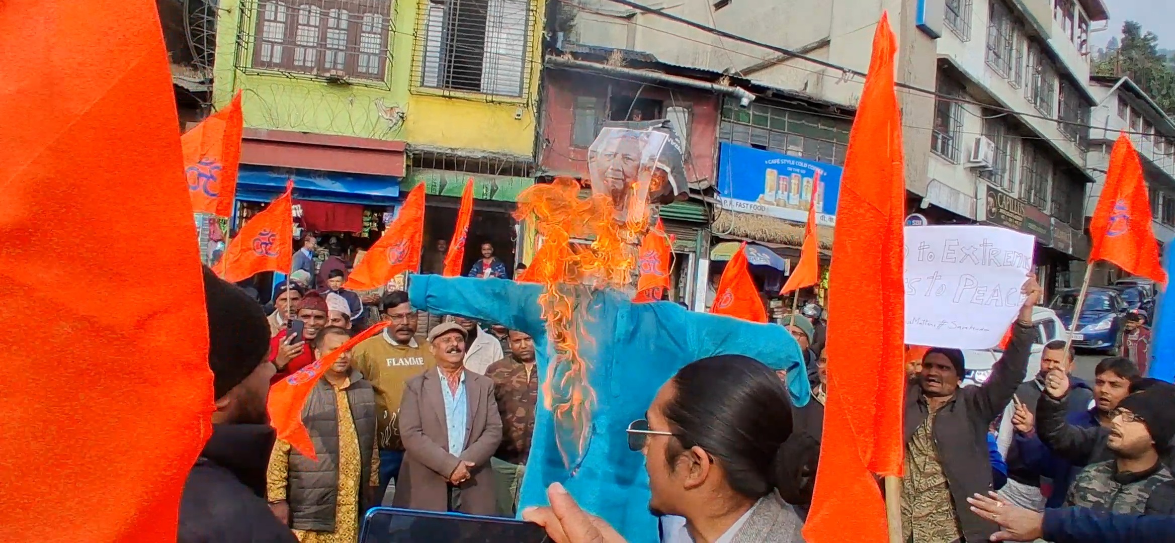 Read more about the article बंगलादेशमा हिन्दु समुदायप्रति भइरहेको अत्याचारको विरोधमा खरसाङमा विश्व हिन्दु परिषद्को ऱ्याली