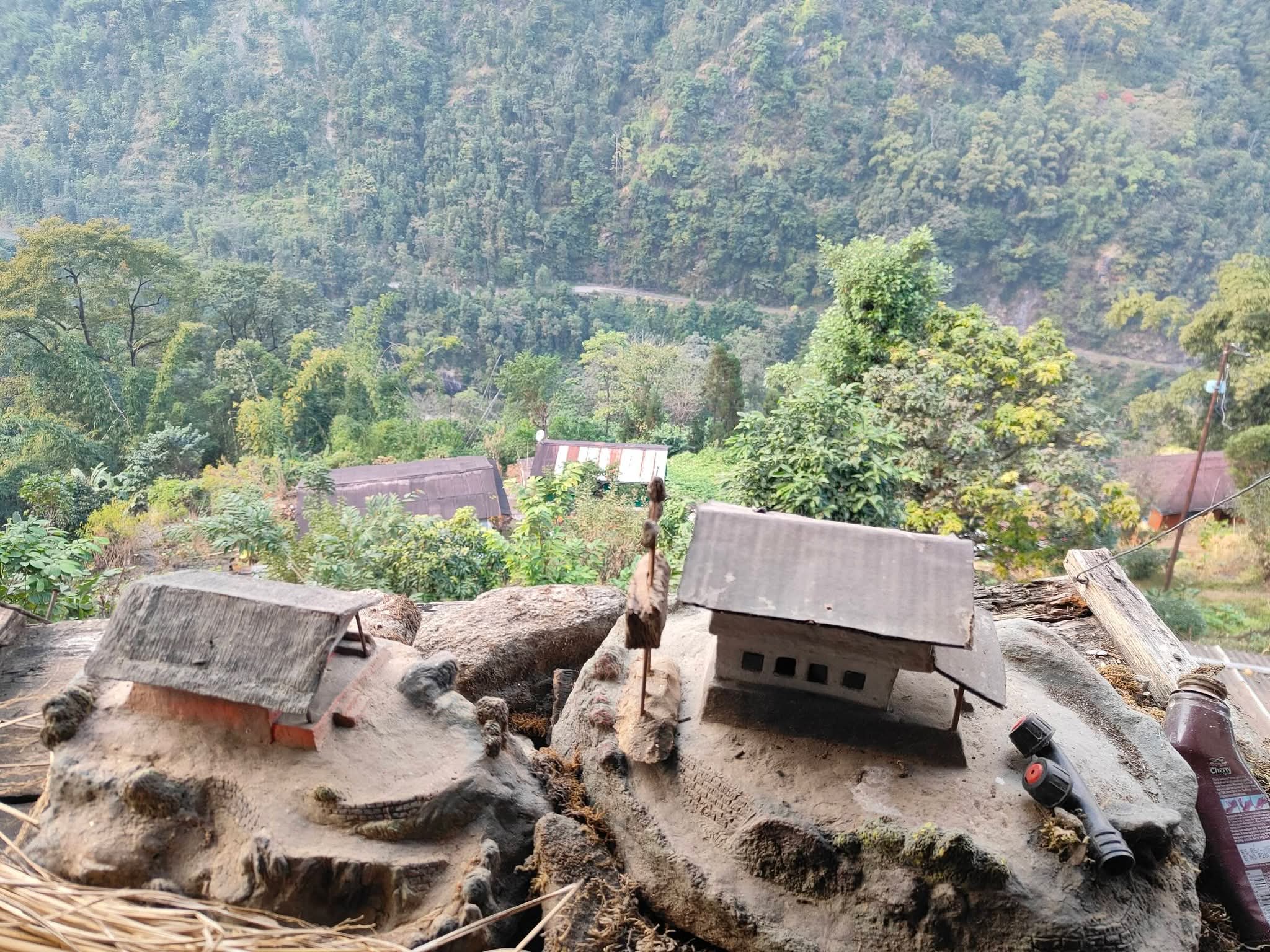 Read more about the article माटोका घरहरूमा जीवन्तता भर्दै बहुमुखी कलाकार गौतम राई