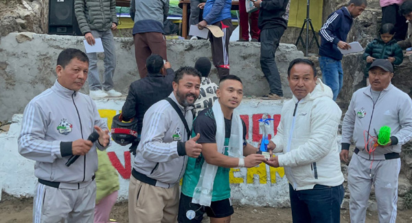 Read more about the article घैयाबारीमा नगदराशि फुटबल टुर्नामेन्टको फाइनलमा नयाँ कमान एफसी र मिक्स अप बोइज खरसाङमाझ भीड़न्त हुने