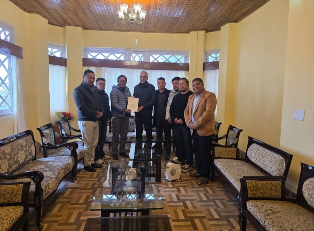 Read more about the article आठ सदस्यीय सभासद टोलीद्वारा पङ्कज कुमार सिंहलाई ज्ञापन
