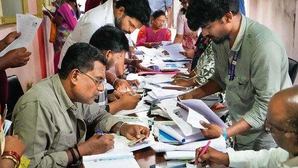 Read more about the article असूचीबद्ध दस्तावेज अपलोड गर्नु अपराध हो, ECI को चेतावनी