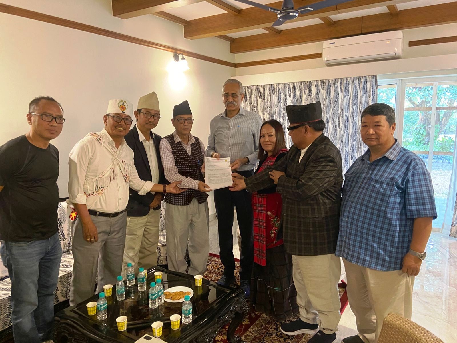 Read more about the article गोर्खा ट्राइबल डिमाण्ड कमिटीको एक प्रतिनिधि टोलीले इण्टरलोक्युटर पंकज कुमार सिंहसित भेट गऱ्यो