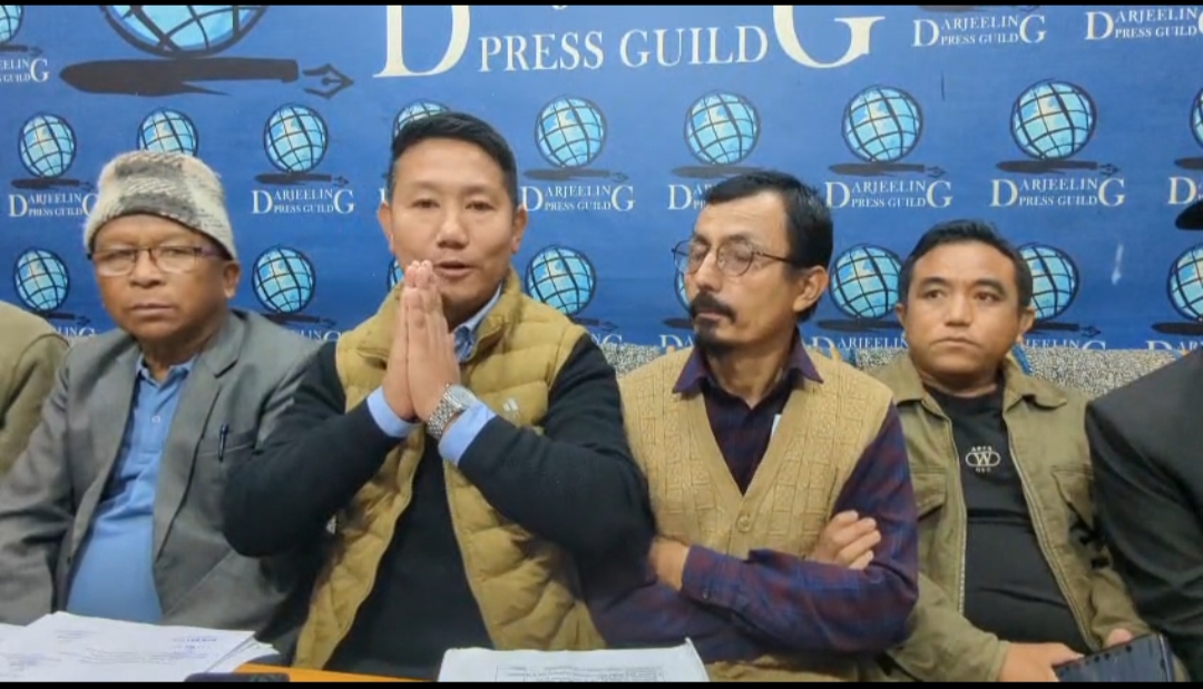 Read more about the article कमल फूल र घाँस फूलले चिया श्रमिकलाई ‘अप्रिल फूल’ मात्रै बनाउँदै आएको छ