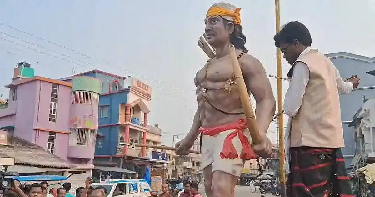 Read more about the article तिलका माझीको सालिकमा माल्यार्पण, लगाइयो बिरसा मुण्डाको नारा