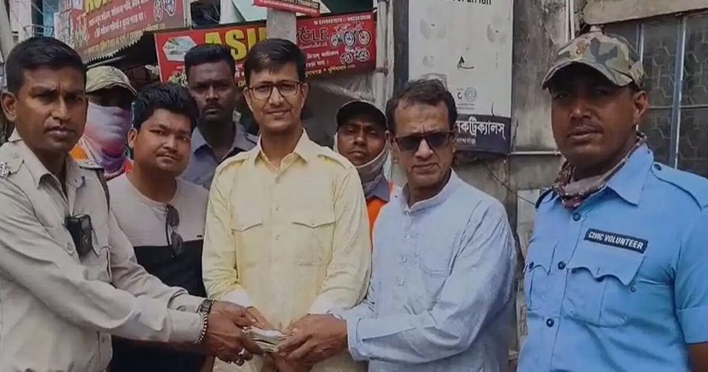 Traffic police cash return Murshidabad