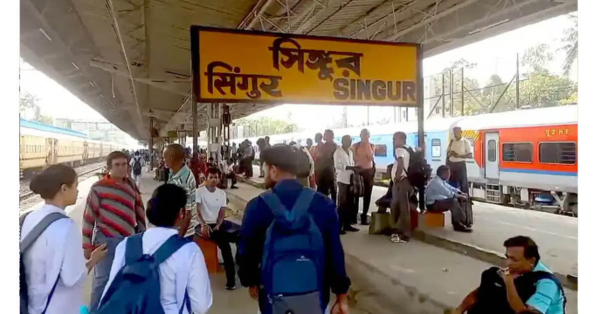 Read more about the article हावडा-तारकेश्वर लाइनको प्यान्टोग्राफमा आएको खराबीले रेल सेवा अवरुद्ध