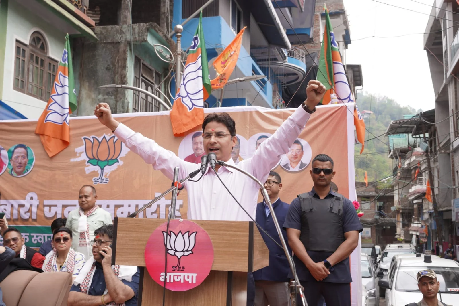 Read more about the article भाजपाका दार्जीलिङ प्रार्थी नोमन राईको प्रचारमा राजु बिष्ट बिजनबारीमा