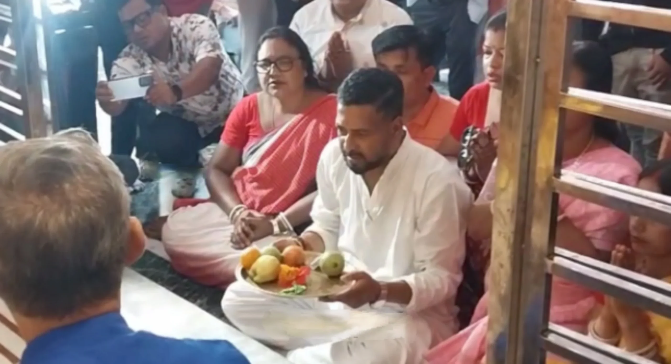 Read more about the article मतगणनाअघि सिलिगुडीमा शंकर घोषद्वारा मन्दिरमा पूजा-अर्चना