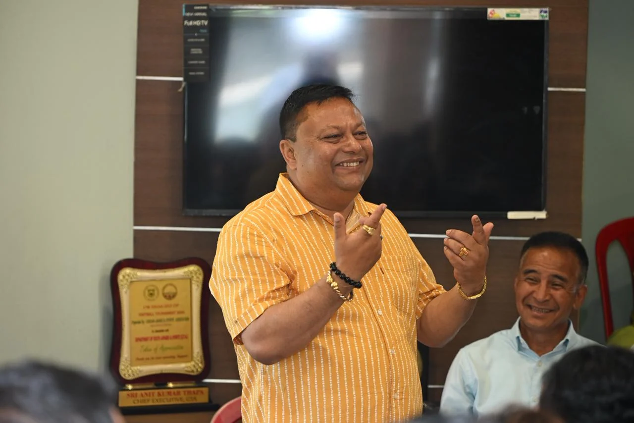 मसँग साथमा उभिने सबै बीजीपीएमका हरिया पातहरू हुन्।” अनित थापा