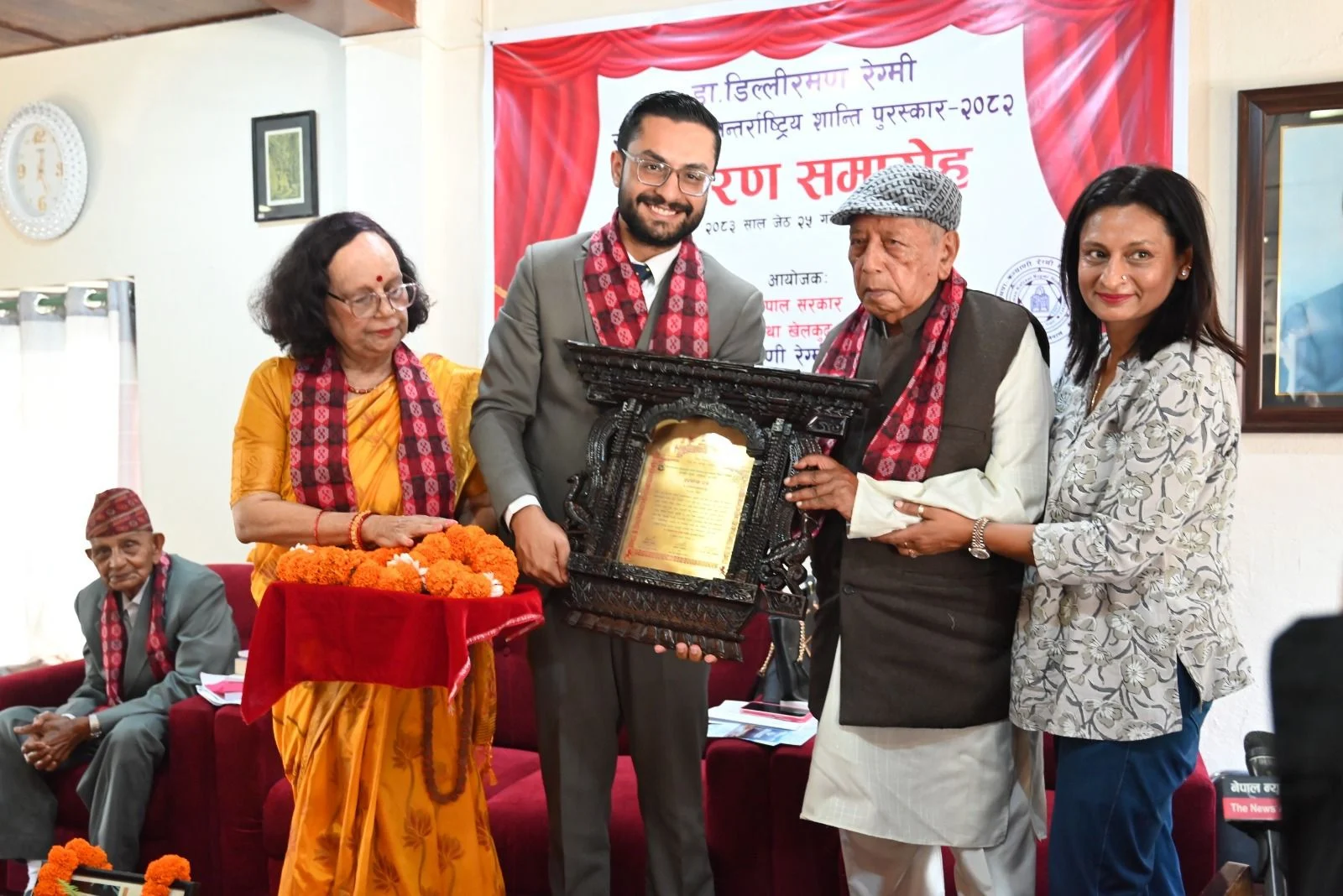 Read more about the article शिक्षामन्त्री पोखरेलद्वारा डा. रेग्मी राष्ट्रिय र अन्तर्राष्ट्रिय शान्ति पुरस्कार प्रदान