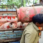 सरकारद्वारा उज्ज्वला अन्तर्गत अनुदानित सिलिन्डर ९ बाट घटाई भयो ४ 