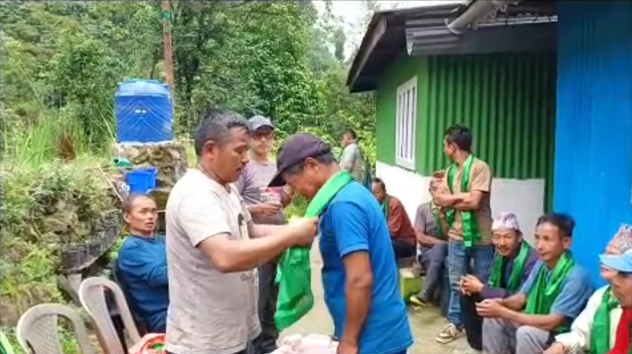 फेन्चेटारमा अन्य राजनैतिक दलका समर्थकहरू गोरामुमोमा सामेल