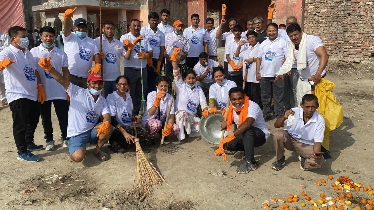 “हाम्रो स्वाभिमान ट्रस्ट” द्वारा दिल्लीको यमुना तट (राम घाट) मा बृहत् सरसफाइ
