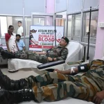 विश्व रक्तदान दिवसको अवसरमा लोक्रामा असम राइफल्सद्वारा रक्तदान