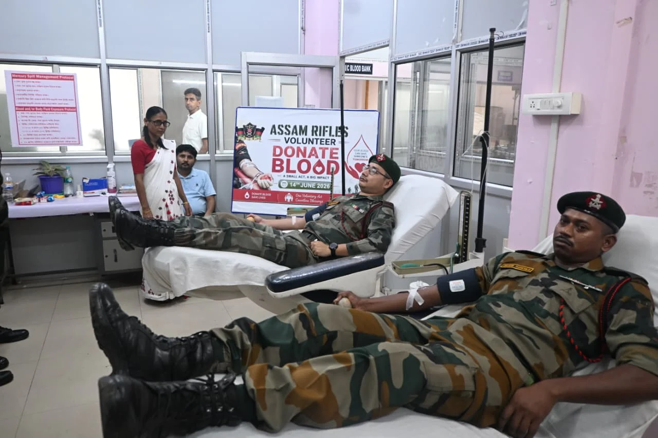 विश्व रक्तदान दिवसको अवसरमा लोक्रामा असम राइफल्सद्वारा रक्तदान