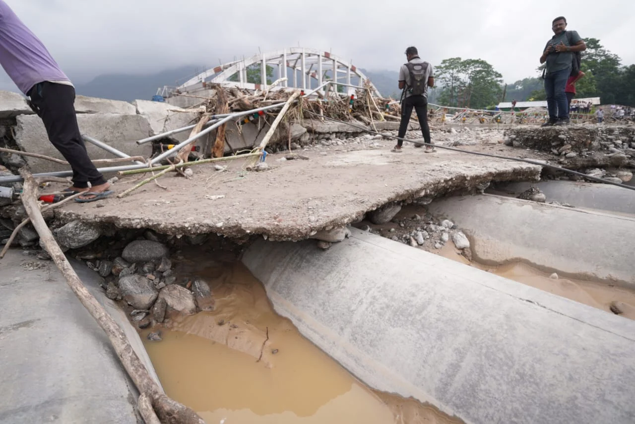 विष्ट, जिल्ला मजिस्ट्रेट र वरिष्ठ अधिकारीहरूसँग वर्षा प्रभावित क्षेत्र भ्रमण