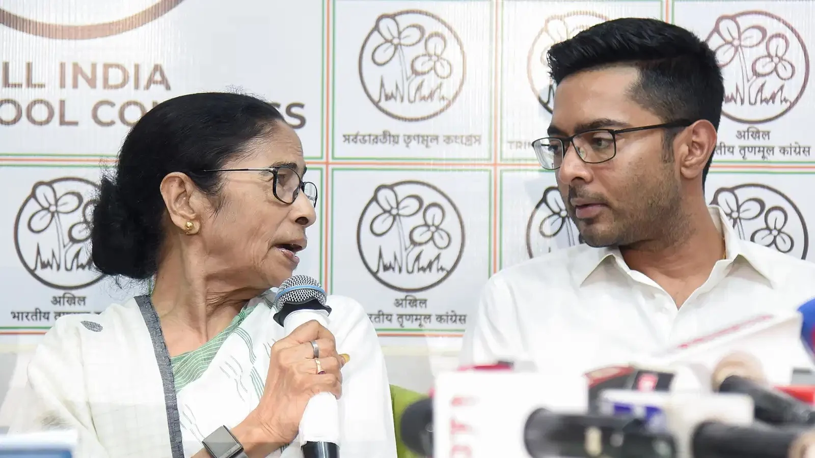तृणमूलका तीनवटा बैंक खाताको डेबिट सञ्चालनमा रोक, पार्टी फण्डलाई लिएर चर्कियो नयाँ विवाद