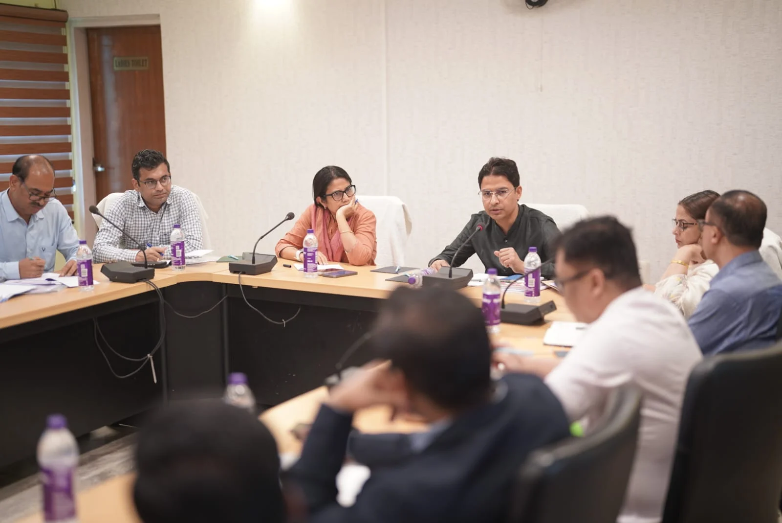 पहाडमा महत्वपूर्ण सडक र पुल पूर्वाधार परियोजनाको प्रगतिको बैठक