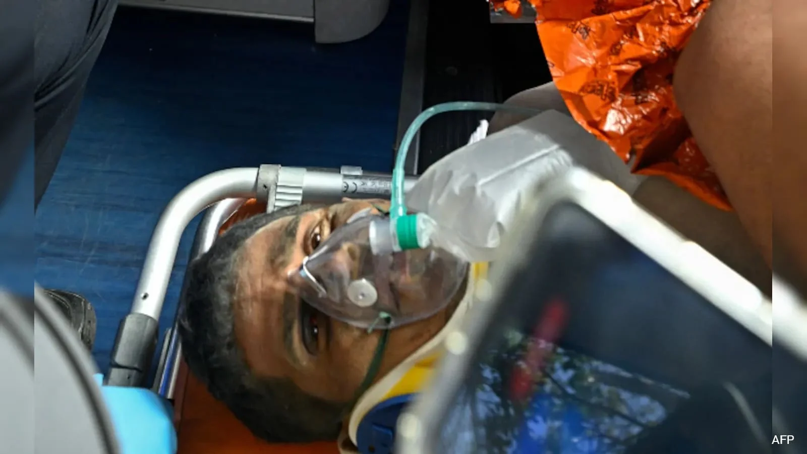भूकम्पपछि ढलेको भवनको अवशेषमा 8 दिनसम्म फसेका गार्ड जीवितै उद्धार
