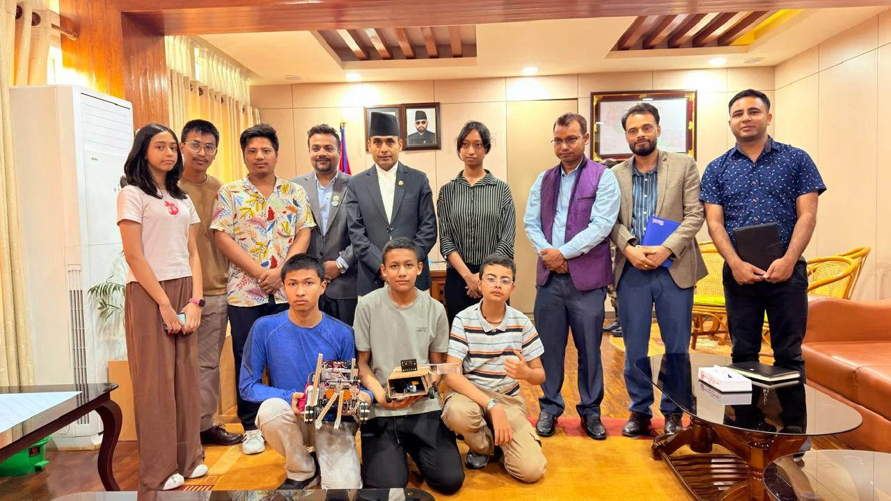 एआई फर ग्लोबल समिटमा सहभागी विद्यार्थीहरूद्वारा सञ्चारमन्त्रीसँग भेट