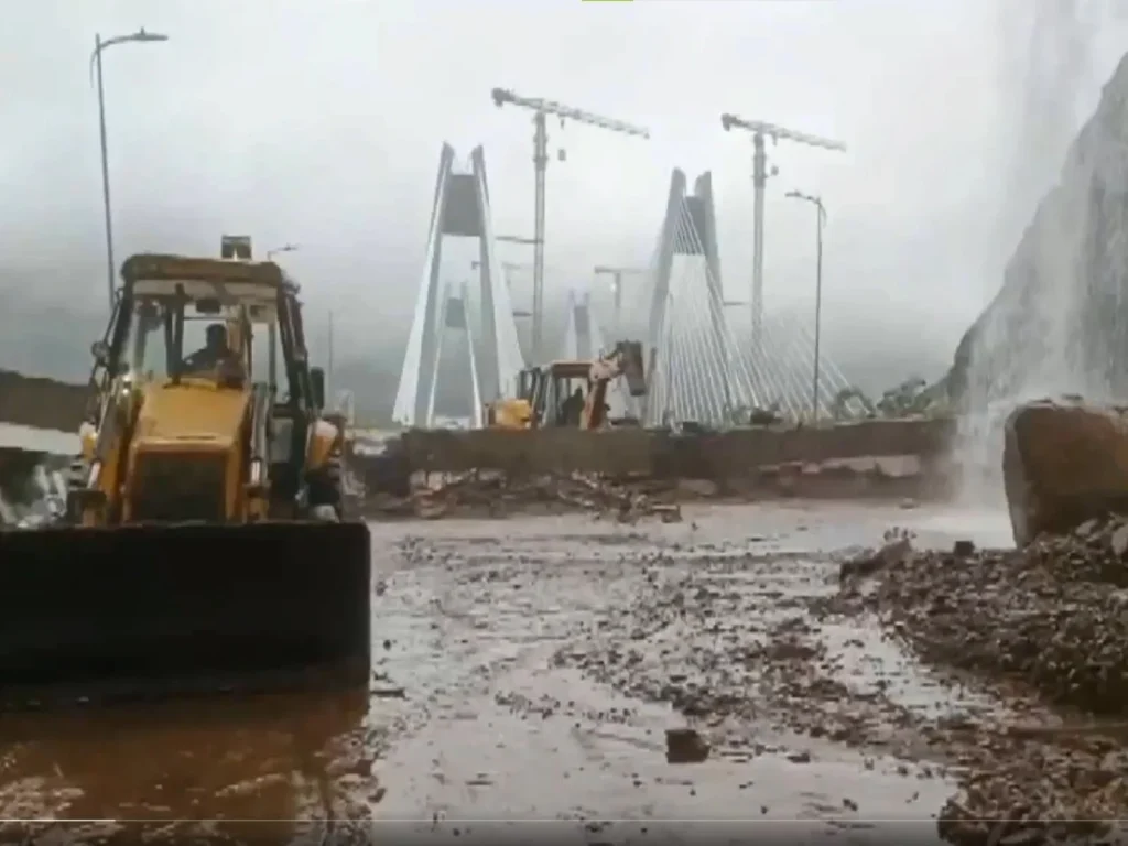 Mumbai Pune Expressway Landslide Traffic