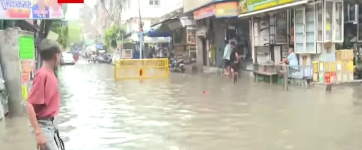 ठूलो वर्षाले दिल्लीमा अचानक बाढी, रेल र सडक यातायातमा अवरोध