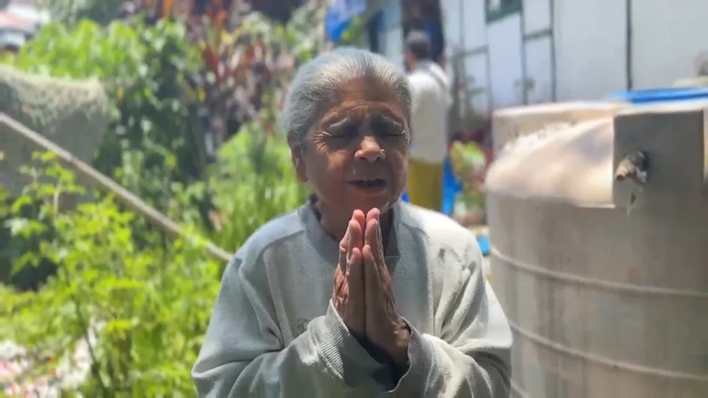 देवीमाया कटुवालको अत्यन्तै जीर्ण र जोखिमपूर्ण घरमा टार्पोलिन जडान