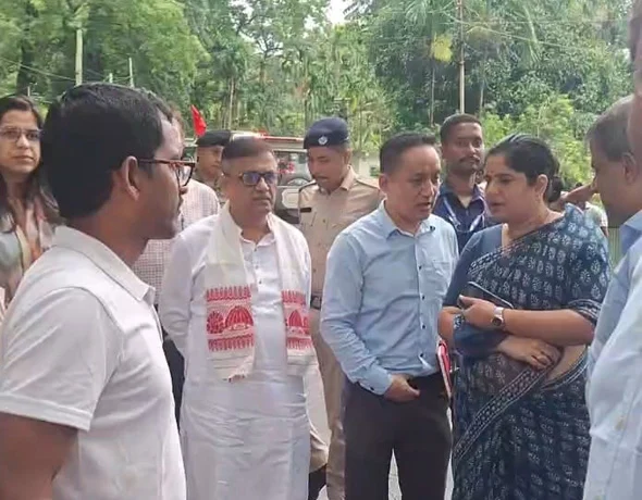 राज्यका श्रममन्त्री अनशनकारीहरूसित भेट गर्न लङ्भ्यू चिया बगानमा