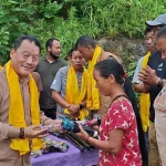 साङसे सिन्कोना विभागका श्रमिकहरूलाई वर्षायामको लागि छाता वितरण
