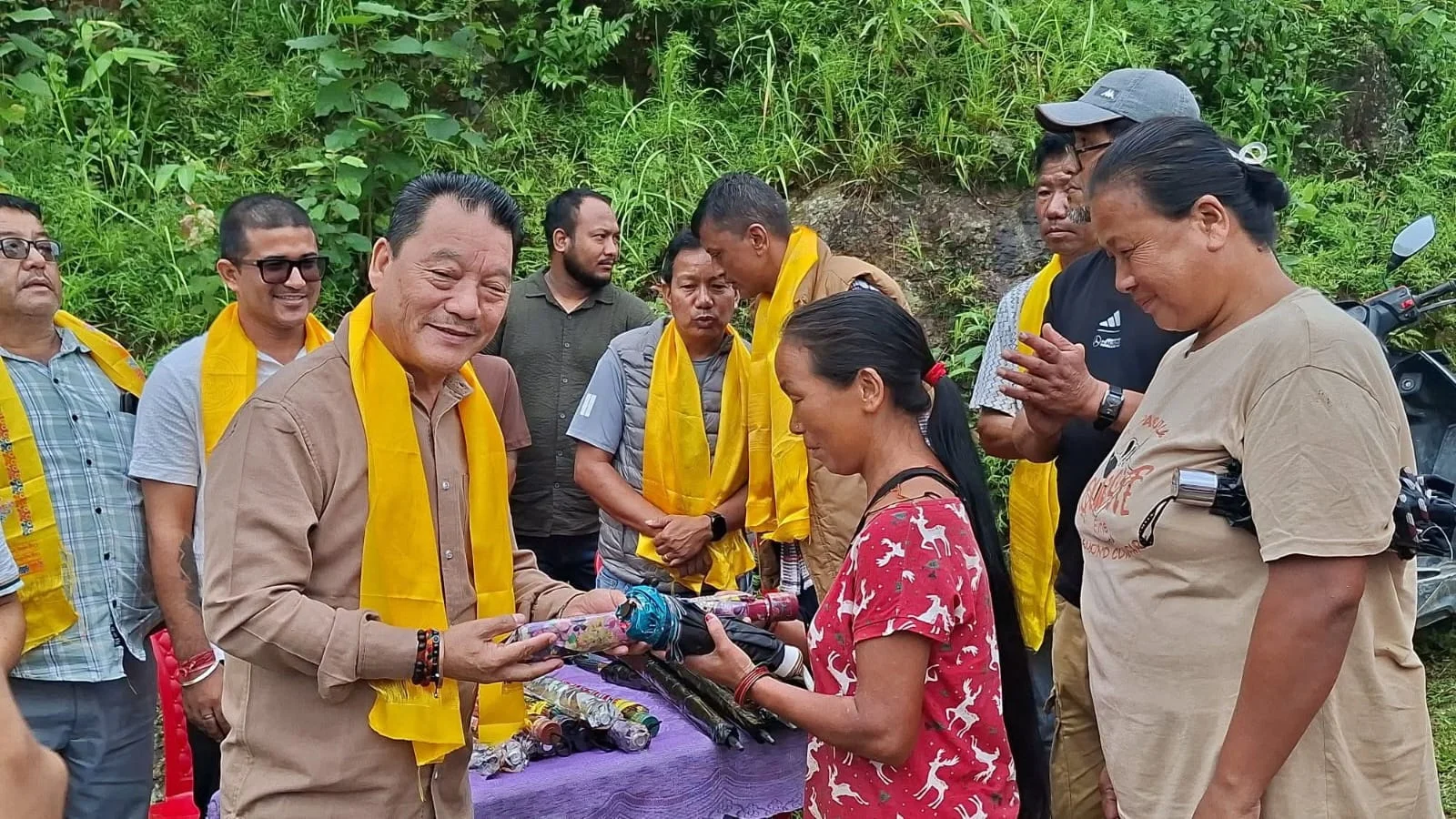 Read more about the article साङसे सिन्कोना विभागका श्रमिकहरूलाई वर्षायामको लागि छाता वितरण