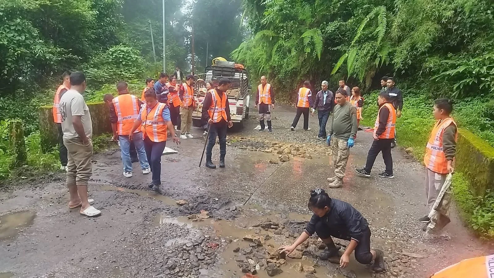 सुकेपोखरी–पोख्रेबोङ सडकको मर्मतमा चालक र ट्राफिकको संयुक्त पहल, स्थायी मर्मतको माग।