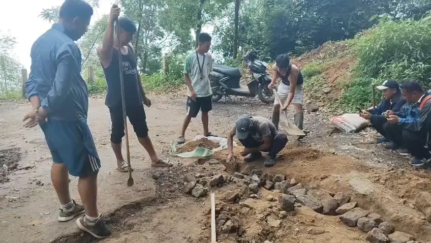 सियाेक फाटकदेखि सियाेक गोदामधुरा सडक जीर्ण, सरकारी निकाय मौन रहेपछि स्थानीयद्वारा श्रमदानबाट मर्मत