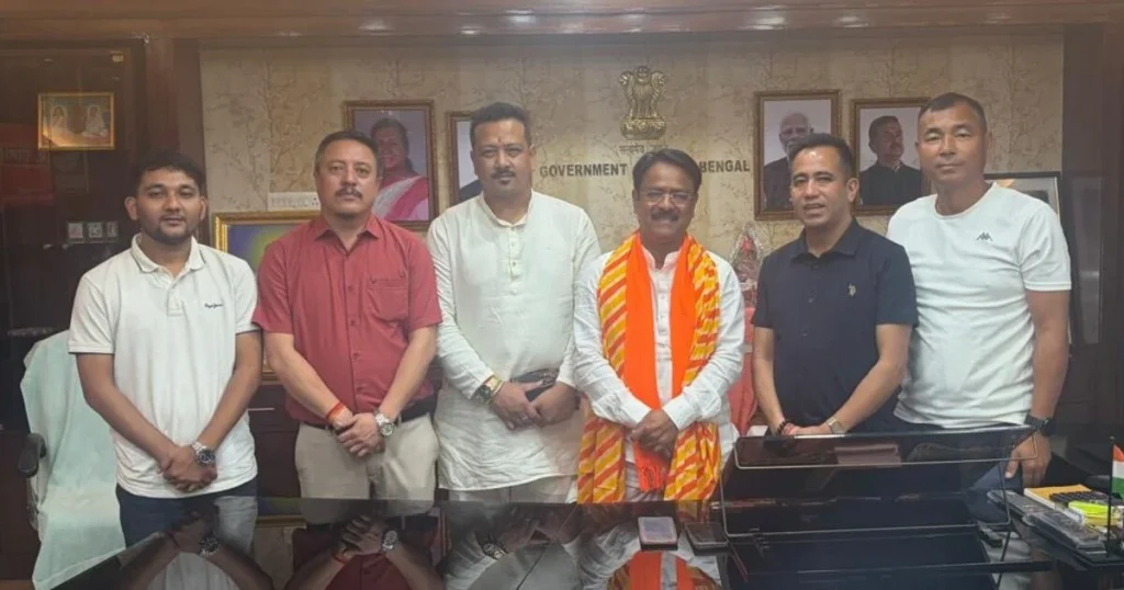 दार्जीलिङ पहाडका तीन विधायकले रासन कार्ड लाभग्राही सूचीको समस्या समाधानका लागि खाद्य मन्त्रीसँग भेट गर्दै