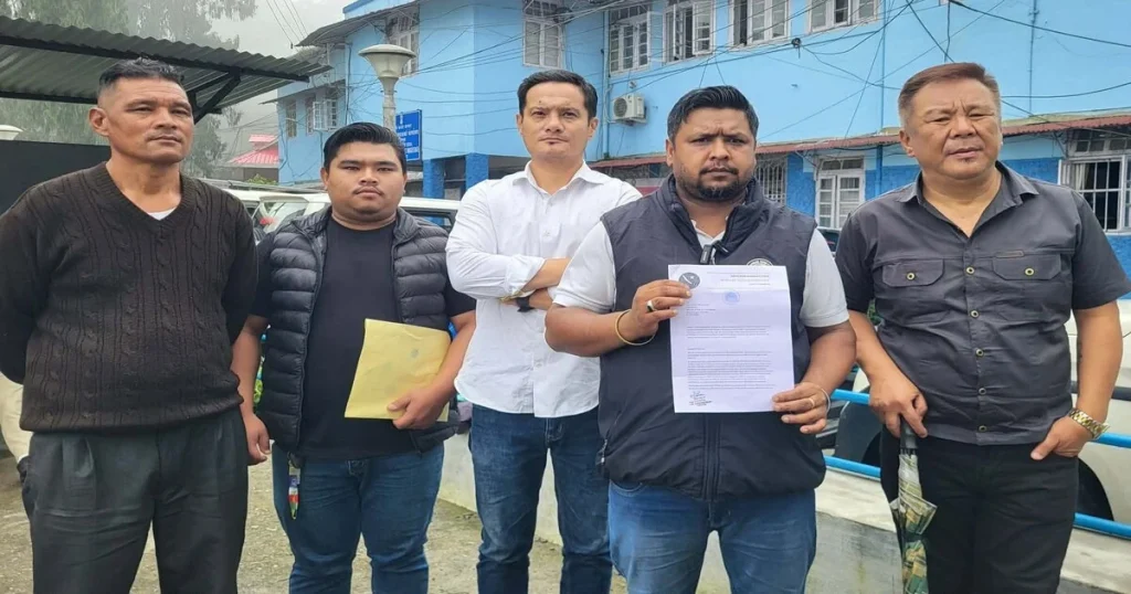 आईजीजेएफले डिजास्टर बजेटमा अनियमितताको आरोप लगाउँदै कालेबुङ जिल्लापाललाई ज्ञापनपत्र बुझाउँदै
