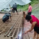 सोनादाको मिलिङमा अधुरो पुल स्थानीयवासीले आफैं बनाए, शीघ्र स्थायी निर्माण गर्न जनप्रतिनिधिसँग माग
